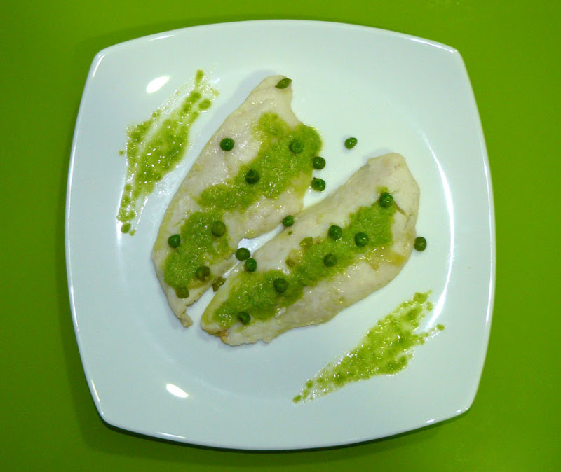 Merluza_salsa_verde_guisantes.jpg"