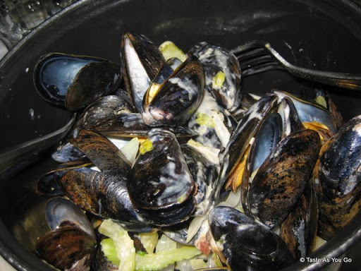 Mussels-Au-Pastis-Petite-Abeille-New-York-NY-tasteasyougo.com