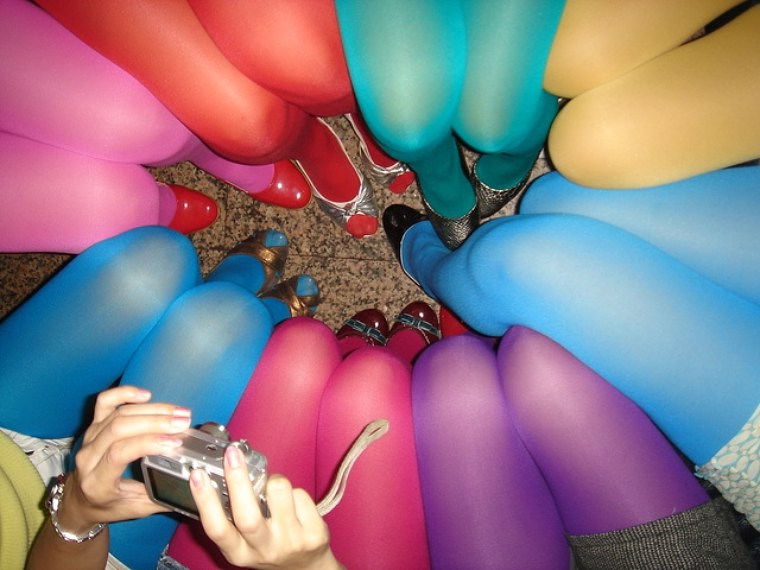 某大學舉行的七彩絲襪party..大把靚腿任你玩..爽呀