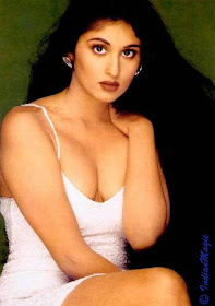 hot and sexy tara deshpande, hot tara deshpande in bikini, hot tara deshpande wallappers and photos, hot tara deshpande boobs/breasts