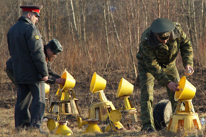 photo_polygon: российские военные вкручивают лампочки в 