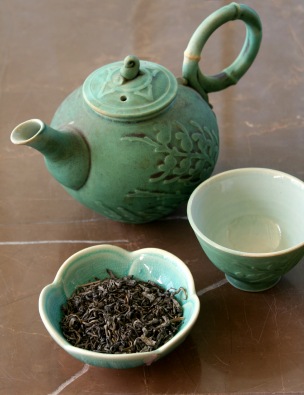 [green tea with teapot and tea leaves[7].jpg]