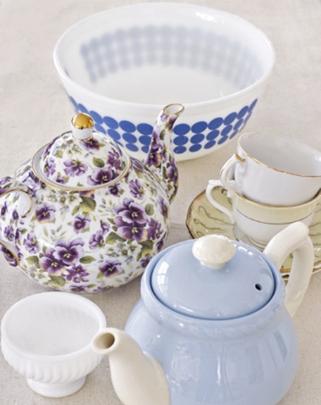 teapots-bowls-cups-de-77177302