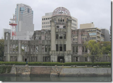 Quella che in origine era la Sala della Prefettura per la Promozione Industriale, e stata oggi trasformata nel Memoriale della pace di Hiroshima. La bomba atomica vi esplose quasi sopra.