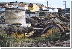 Foto antigua del Torreón y el Puente Romano