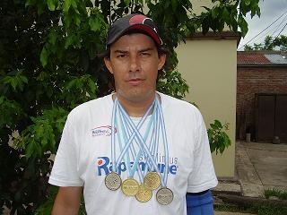 Darío Andres Gonzalez, muestra con orgullo sus medallas-dici