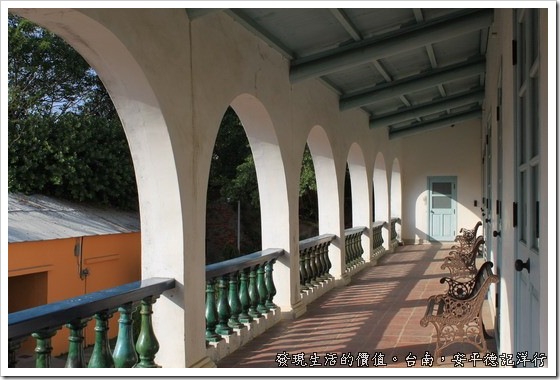 樹屋的旁邊為「英商德記洋行」的舊址，後來變成鹽業辦公室，現在已被重修保護成為「台灣開拓史料蠟像館」。