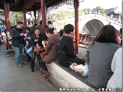 一群人圍坐在路旁就吃起了「龍袍蟹黃湯包」。