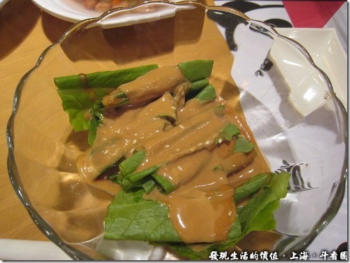上海斗香園，忘了這叫甚菜名了，在青菜上面淋上芝麻醬，吃起來別有一番風味，可以吃。
