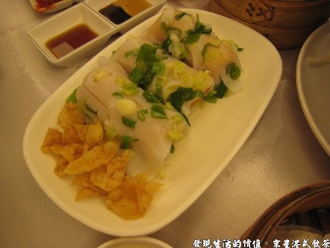 京星港式飲茶，春風得意腸粉，腸粉包著的可是整隻的蝦子呢！