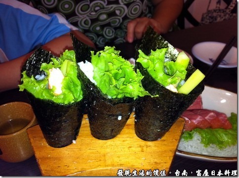 台南富屋日本料理，蝦蘆筍手捲NT70/個，如果可以的話手捲裡面不要放入米飯就不會吃得太飽喔！