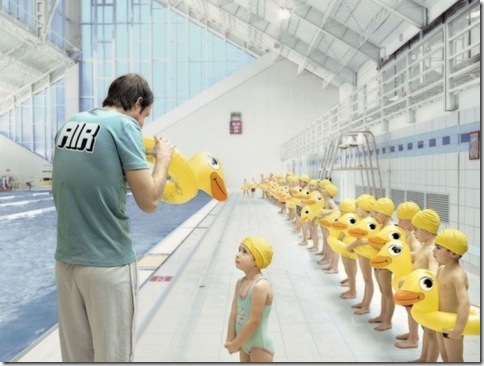 [趣味圖片] 史上最辛苦的游泳教練