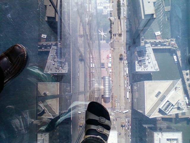 [Sears tower and foot[2].jpg]