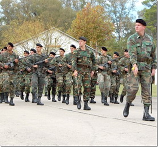 a desfile militar en plaza de armas regimiento