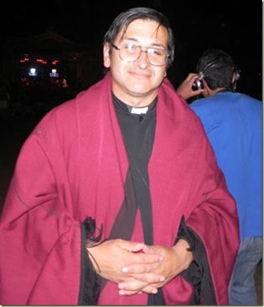 Padre Pato Gomez de Malargue con su sotana