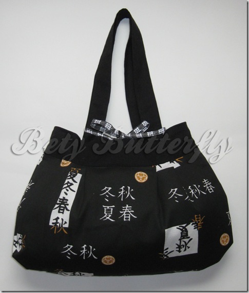 bolsa com letras e símbolos japoneses