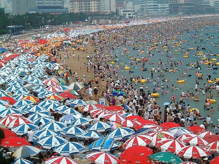 [populated beach in korea (13).jpg]