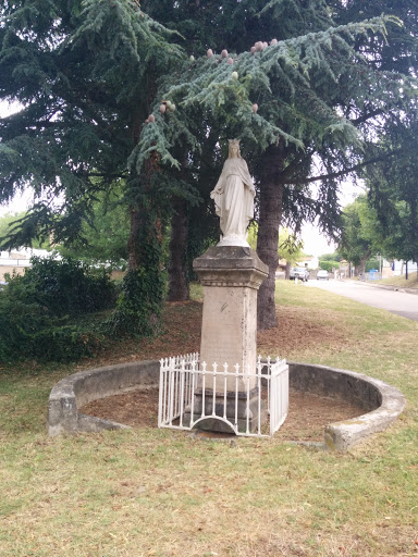 La Statue de Marie St Romain D'ay