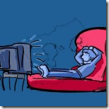 Imagem em fundo azul de um homem sentado em uma poltrona vermelha assistindo televisão