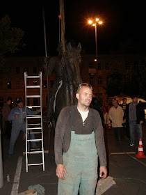 szoborállítás, szoboremelés, képek, fotók, pictures, bronzszobor, lovasszobor, fényképek,  Szeged, Tóth Béla, Tóth Dávid, IV. Béla, szobor, szobrász,   Széchenyi tér