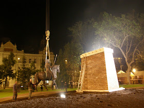 képek, fotók, pictures, lovasszobor, fényképek,  Szeged, Tóth Béla, Tóth Dávid, IV. Béla, szoborállítás, szoboremelés, szobor, szobrász,   Széchenyi tér