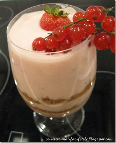Desert la pahar cu iaurt şi fructe roşii