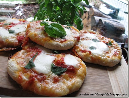 Mini Pizzas Margherita