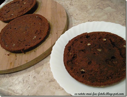 Tort Suprem de Ciocolată - feliem blatul