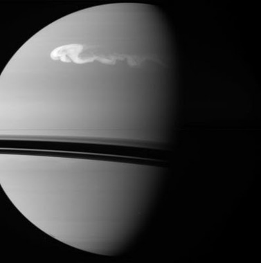 tempestade em Saturno