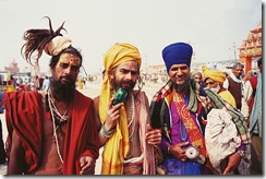 três amigos elegantes.No meio o guia Vanisthi Giri, à sua esquerda Naga-Baba da Juna- Arthur Veríssimo