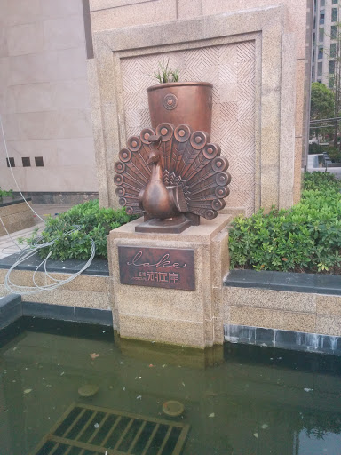 湖左岸铜雕塑