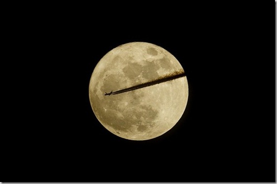 Somerset, l'aereo taglia la luna