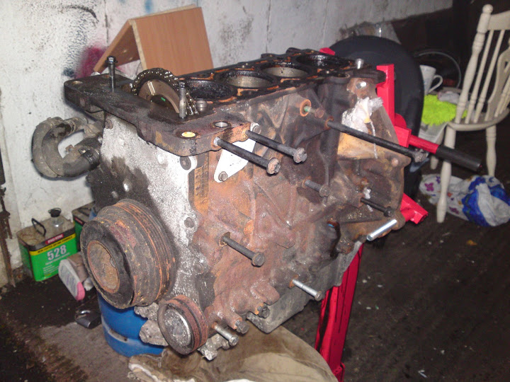 Blue: Engine on a trolley