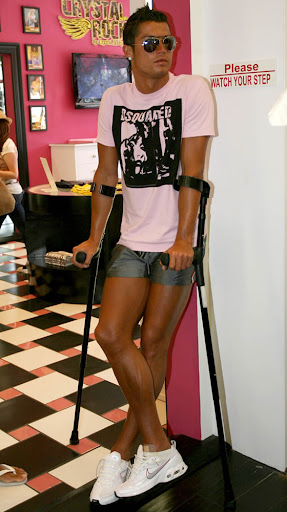 http://lh4.ggpht.com/_iWMJcoCyrD8/THpCvXV4W1I/AAAAAAAABSQ/DRzFfNa9yTQ/cristiano_ronaldo_shorts.JPG