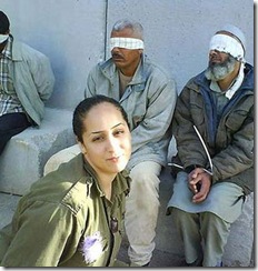 Soldada sonriente frente a prisioneros palestinos