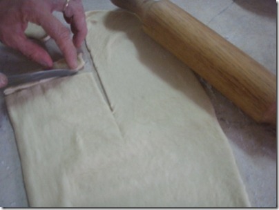 slicing dough into thin and long pieces