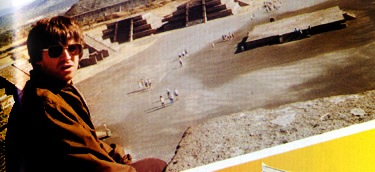 [I NOEL GALLAGHER  IN TEOTIHUACAN MEXICO 90THS.jpg]