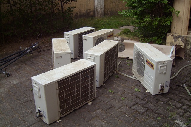 [air conditioners outside[3].jpg]