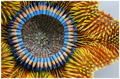 escultura con lápices de colores