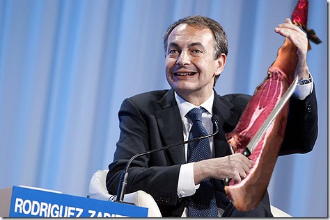 DAV305 DAVOS (SUIZA), 28/01/2010. El presidente del Gobierno español, José Luis Rodríguez Zapatero, interviene en una sesión celebrada durante la segunda jornada del Foro Económico Mundial en Davos, Suiza, hoy jueves 28 de enero de 2010. Zapatero aseguró hoy que España es un país "serio y cumplidor" y prometió reducir el déficit hasta cumplir con el pacto de estabilidad europeo. El Foro, que congrega cada año a la elite de la política y las finanzas, tiene como lema este año, que coincide con su cuadragésimo aniversario, contribuir "a mejorar el estado del mundo". EFE/Alessandro della Bella