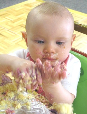 [1st birthday party Bella  messy hands and face1[2].jpg]