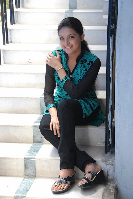 Saranya Mohan Photo Shoot big  show