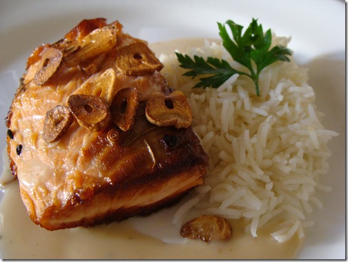salmão grelhado com alho frito e molho de leite de coco e arroz aromático