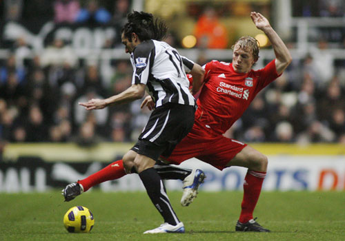 Jonas Gutierrez battle with Dirk Kuyt, Newcastle United - Liverpool