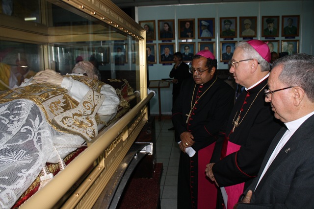 [LLEGADA DE LA URNA DE DON BOSCO A EL SALVADOR 085[4].jpg]