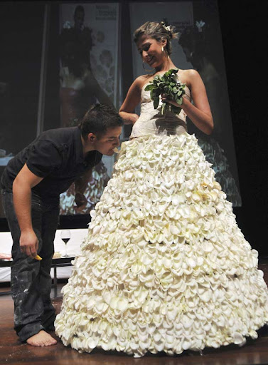 Chef colombiano cria vestido de noiva comestível