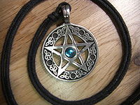 Este pentáculo, usado como pingente, representa um pentagrama circunscrito, usado como símbolo da Wicca por muitos adeptos.