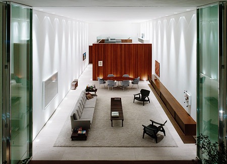 [sala incrível. Casa projetada por Marcio Kogan e fotografada por Nelson Kon[3].jpg]