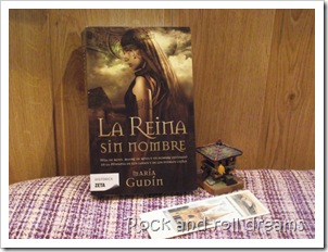 El libro acompañado de un órreo y de un punto de libro, ambos traídos de Asturias