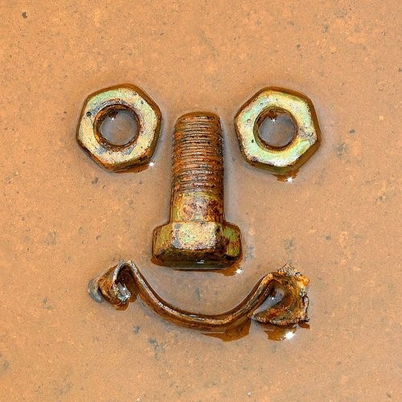 Cara hecha con tuercas y tornillos